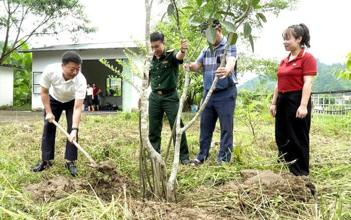 Trồng cây tại Lễ "Cưn chủ" Tả Phời. Ảnh: Minh Ngọc
