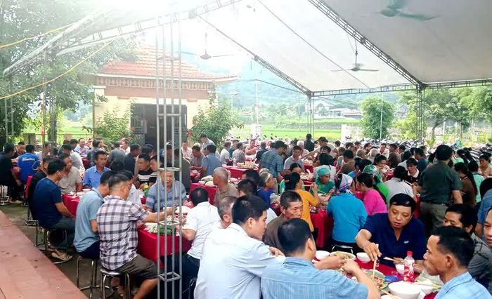 Sau lễ "Cưn chủ", bà con thôn Tả Phời tổ chức bữa cơm tập thể, góp phần củng cố khối đại đoàn kết toàn dân, xây dựng đời sống văn hóa ở khu dân cư. Ảnh: Đinh Phương