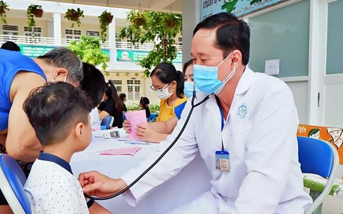 Các bác sĩ khám sức khỏe cho học sinh tại Thành phố Hồ Chí Minh.