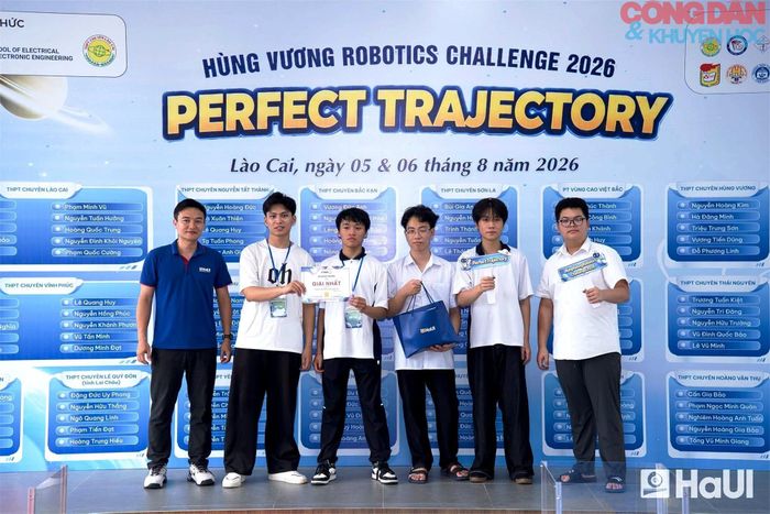Đội CYBOT của Trường THPT Chuyên Nguyễn Tất Thành, tỉnh Lào Cai giành giải Nhất (chức vô địch) môn thi Robocon tại Trại hè Hùng Vương lần thứ XX. Ảnh: Quốc Hồng