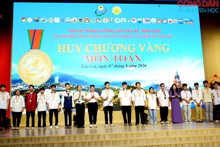 Trao HCV môn Toán. Ảnh: Quốc Hồng