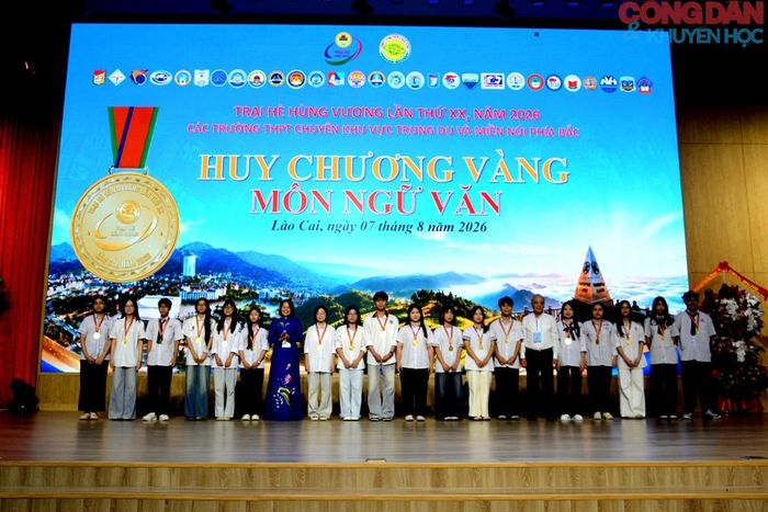 Trao HCV môn Ngữ văn. Ảnh: Quốc Hồng