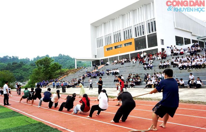 Sôi động thi kéo co truyền thống. Ảnh: Quốc Hồng