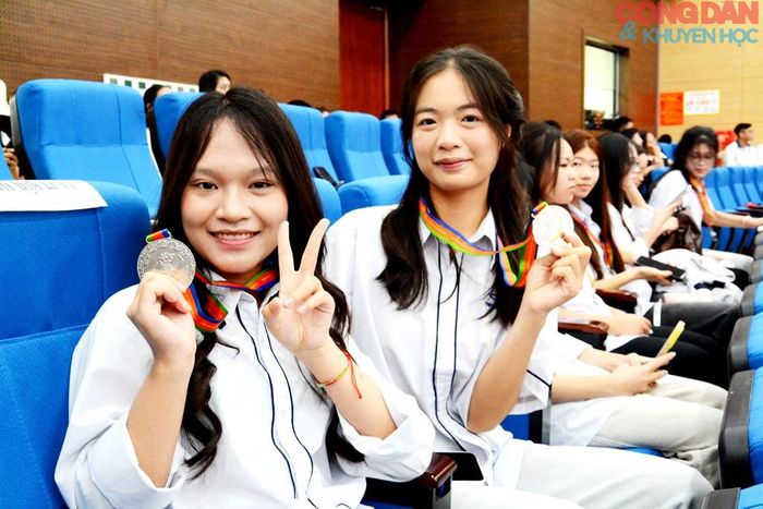 Niềm vui đôi bạn cùng đạt Huy chương Bạc.Ảnh: Quốc Hồng