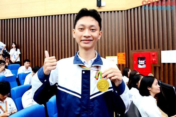 Em Đoàn Bảo Khánh, học sinh lớp 10, Trường THPT Chuyên Nguyễn Tất Thành (Lào Cai) đoạt Huy chương Vàng môn Toán. Ảnh: Quốc Hồng