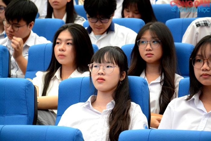 Nữ sinh trường THPT chuyên. Ảnh: Quốc Hồng