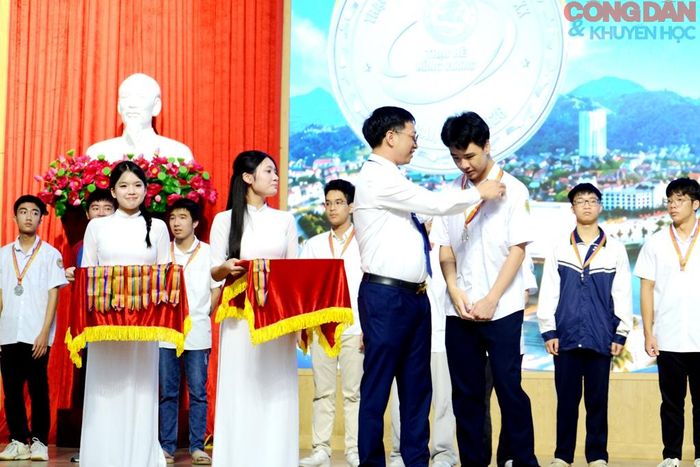 Thầy Ngô Thanh Xuân - Hiệu trưởng Trường THPT Chuyên Lào Cai trao Huy chương cho các học sinh đạt kết quả cao môn Toán. Ảnh: Quốc Hồng