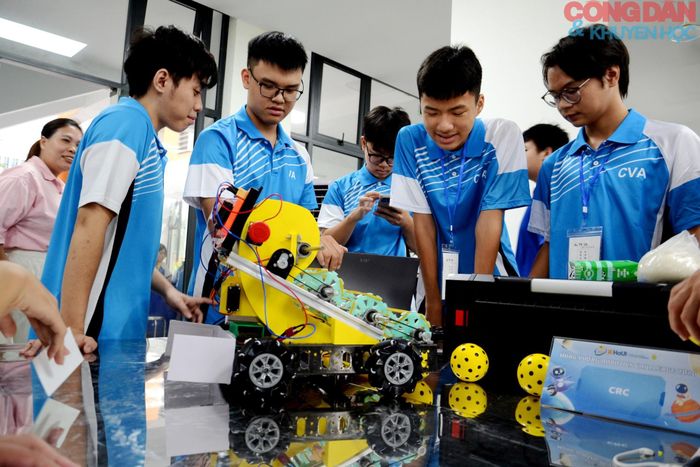 Sôi động nhất là phần thi Robocon bắn bóng vào thùng. Ảnh: Quốc Hồng