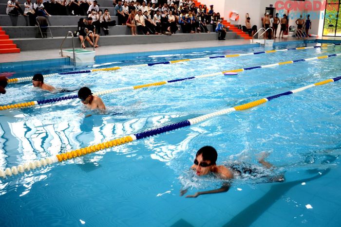 Quyết liệt trên đường đua xanh. Ảnh: Quốc Hồng