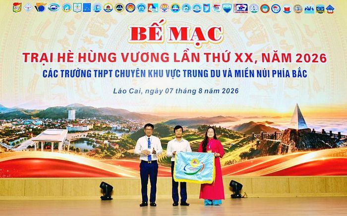 Bế mạc Trại hè Hùng Vương lần thứ XX tại Lào Cai, trao Cờ đăng cai trại hè tiếp theo cho Trường phổ thông vùng cao Việt Bắc, tỉnh Thái Nguyên. Ảnh: Quốc Hồng