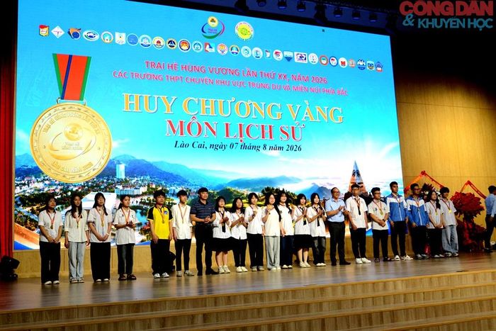 Trao HCV môn Lịch sử. Ảnh: Quốc Hồng