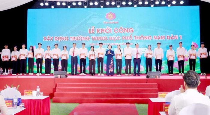 Phó Thủ tướng Chính phủ Phạm Thị Thanh Trà; Bí thư Tỉnh ủy Nguyễn Khắc Thận và Chủ tịch Ủy ban nhân dân tỉnh Võ Trọng Hải trao quà cho 100 học sinh Trường Trung học Phổ thông Nam Đàn 1 có hoàn cảnh khó khăn, chăm ngoan, học giỏi, động viên các em tiếp tục nỗ lực trong học tập, vượt qua khó khăn và vươn lên.