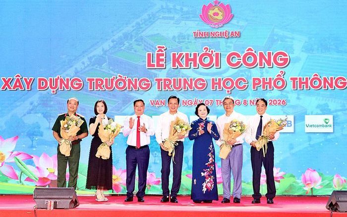 Phó Thủ tướng Chính phủ Phạm Thị Thanh Trà và Bí thư Tỉnh ủy Nghệ An Nguyễn Khắc Thận tặng hoa cảm ơn các nhà tài trợ.
