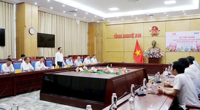Quang cảnh buổi tiếp nhận kinh phí hỗ trợ nâng cấp, tu bổ nghĩa trang liệt sĩ Việt - Lào.