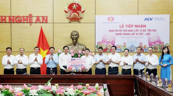 Lãnh đạo Tổng Công ty Cảng hàng không Việt Nam trao biểu trưng số tiền 20 tỉ đồng hỗ trợ tỉnh Nghệ An.