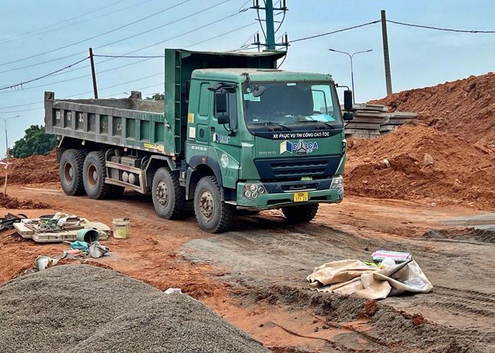 Hiện trường vụ việc xe ben trên công trình đường Vành đai 3 Thành phố Hồ Chí Minh khi lùi đã cán chết một nhân viên kỹ thuật ngày 28/7.