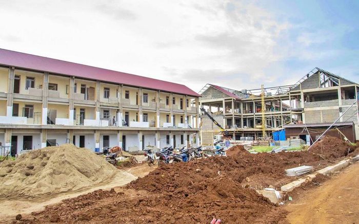 Các hạng mục đã cơ bản hoàn thành và đang được lắp ráp thiết bị bên trong. Ảnh: Lê Văn Chương