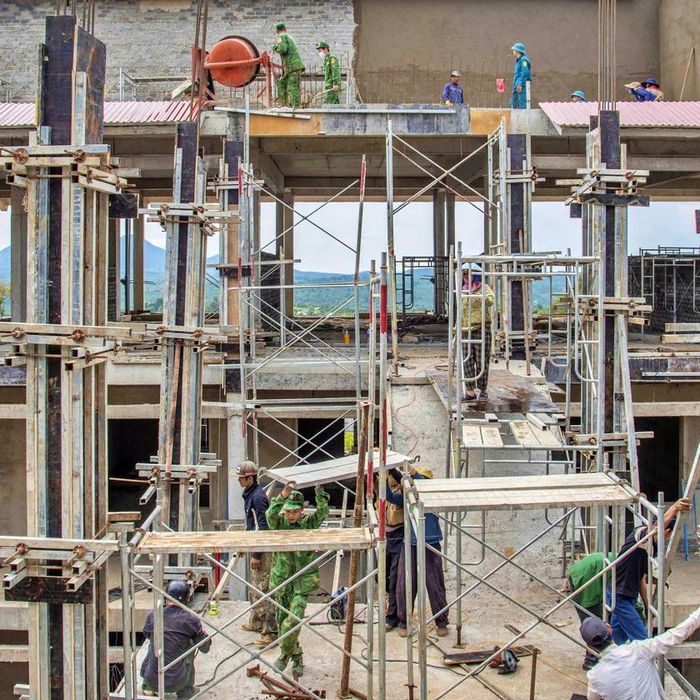 Bộ đội Biên phòng hỗ trợ dọn nền nhà để thợ xây dựng lót gạch. Ảnh: Lê Văn Chương