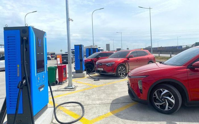 Bộ Xây dựng yêu cầu đầu tư hệ thống trạm sạc điện trên cao tốc Bắc-Nam. Nguồn ảnh: Báo Xây dựng.