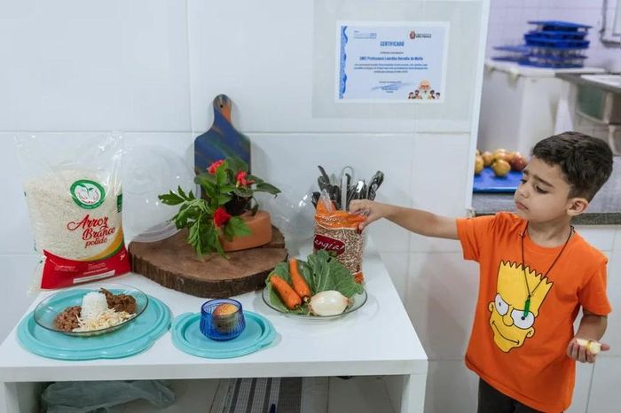 Mỗi ngày, một bàn ăn được bày biện cho phép học sinh quan sát quá trình chuẩn bị và sự biến đổi của thực phẩm. (Nguồn: Tuane Fernandes đưa tin cho NPR)