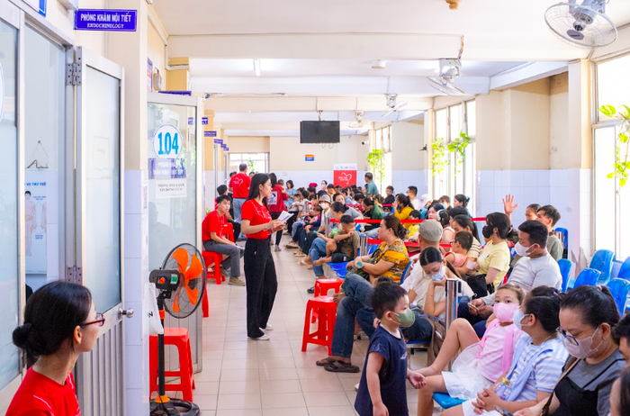 Khung cảnh đông đúc trên hành lang Bệnh viện Đa khoa Khánh Hòa trong 2 ngày diễn ra “Trái tim cho em” tại địa phương. Ảnh: MBLife