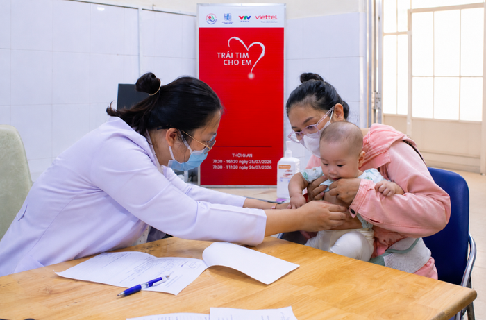 Tại mỗi buổi khám, các bác sĩ sẽ tiến hành khám sàng lọc: quan sát, nghe nhịp đập tim, siêu âm và kết luận tình trạng của từng trẻ. Ảnh: MB Life