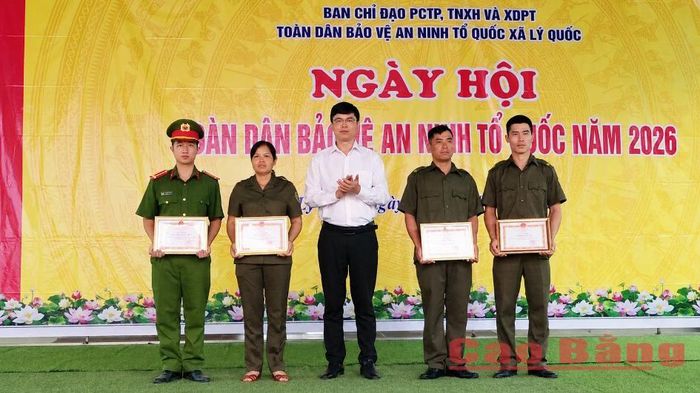 Lãnh đạo xã Lý Quốc trao Giấy khen cho các cá nhân có thành tích trong phong trào Toàn dân bảo vệ an ninh Tổ quốc năm 2026.