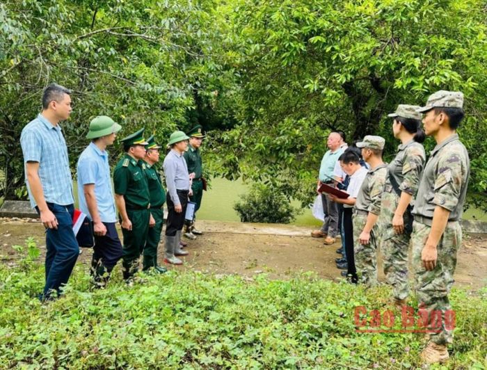 Hai bên trao đổi tại thực địa xây dựng cầu phao đường tuần tra đi bộ qua suối khu vực mốc 924.