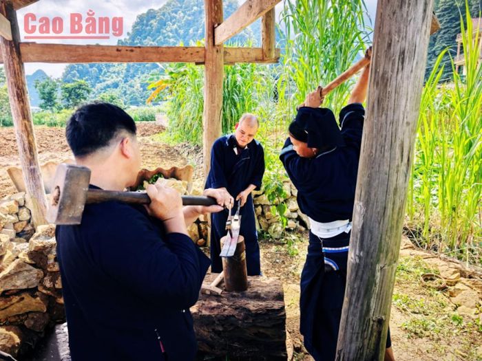 Quy trình rèn thủ công phải qua nhiều công đoạn. Đây là công việc nặng nhọc cần có sự hỗ trợ lẫn nhau, một lò rèn thường có 2-3 thợ cùng rèn, trong đó có thợ cả và các thợ phụ. 