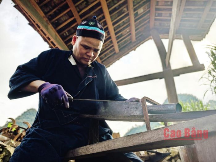 Công đoạn mài quyết định độ sắc và tính thẩm mỹ của sản phẩm.
