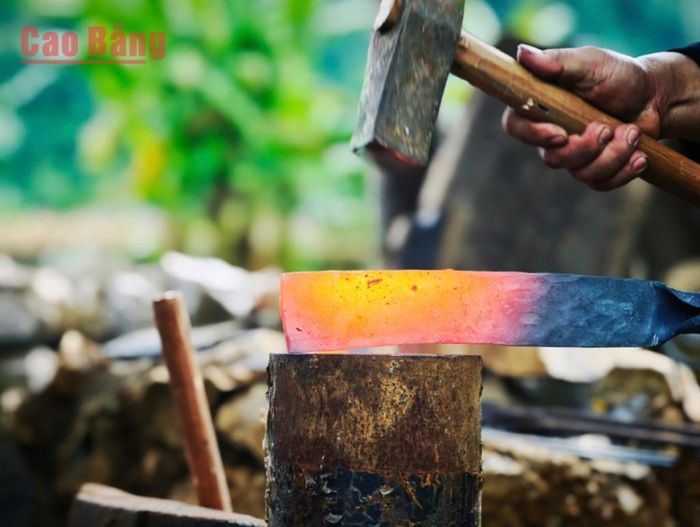 Khi thanh thép đã chuyển sang màu đỏ cam, người thợ bắt đầu rèn bằng từng nhịp búa.