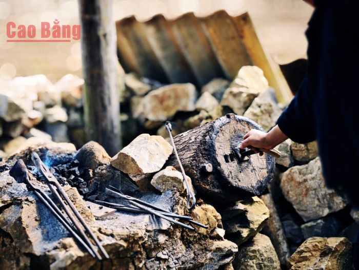 Sử dụng bễ thổi để nhóm lò than bằng phương pháp thủ công của người Nùng An.