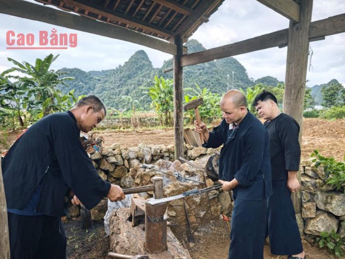 Ở Phúc Sen, người thợ khi quai búa rất nhẹ nhàng nhưng vẫn đảm bảo đủ lực tối đa cho mỗi lần đập.