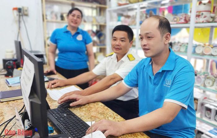 Cán bộ thuế hướng dẫn hộ kinh doanh cài đặt, sử dụng các ứng dụng số.