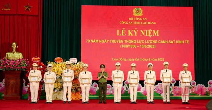 Thiếu tướng Nguyễn Quang Vinh, Giám đốc Công an tỉnh trao giấy khen cho các tập thể, cá nhân có thành tích xuất sắc trong phong trào thi đua đặc biệt chào mừng kỷ niệm 70 năm Ngày truyền thống lực lượng Cảnh sát kinh tế.