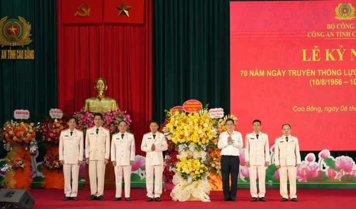 Phó Bí thư Tỉnh ủy, Chủ tịch Ủy ban MTTQ tỉnh Vũ Hồng Quang tặng hoa chúc mừng lực lượng Cảnh sát kinh tế nhân kỷ niệm 70 năm Ngày truyền thống.