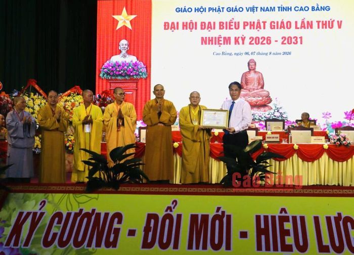 Bí thư Tỉnh ủy Phan Thăng An trao Bằng khen cho tập thể có thành tích xuất sắc trong công tác từ thiện, nhân đạo.