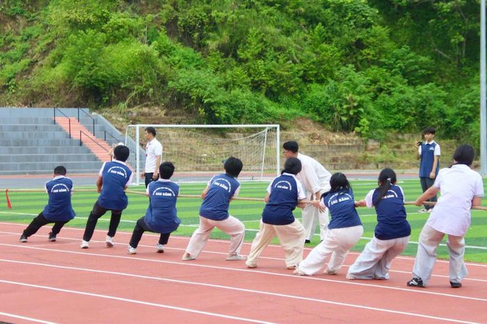 Học sinh Trường THPT Chuyên Cao Bằng tham gia thi đấu thể thao.