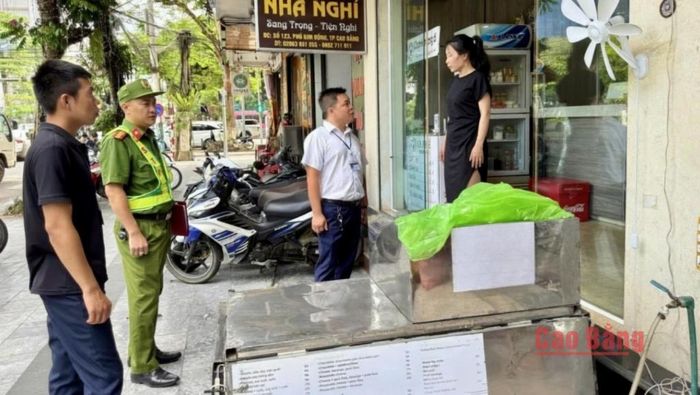 Lực lượng chức năng phường Thục Phán kiểm tra, tuyên truyền các hộ kinh doanh chấp hành quy định về trật tự đô thị.