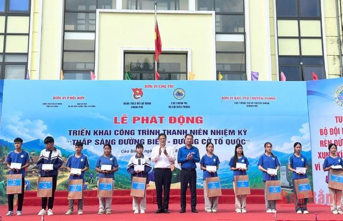 Đống chí Vũ Hồng Quang, Phó Bí thư Tỉnh ủy, Chủ tịch Ủy ban MTTQ Việt Nam tỉnh Cao Bằng và đồng chí Nguyễn Tường Lâm, Bí thư Ban Chấp hành Trung ương Đoàn, Chủ tịch Trung ương Hội Liên hiệp Thanh niên Việt Nam, tặng quà các em học sinh có hoàn cảnh khó khăn trên địa bàn.