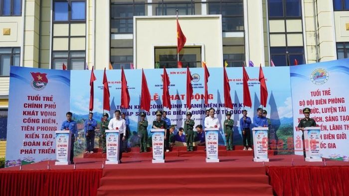 Các đại biểu bấm nút phát động triển khai công trình thanh niên 