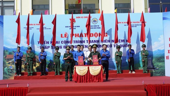 Các đại biểu chứng kiến Thủ trưởng Cục Chính trị Bộ đội Biên phòng và Đoàn Thanh niên Chính phủ ký kết phát động triển khai công trình thanh niên