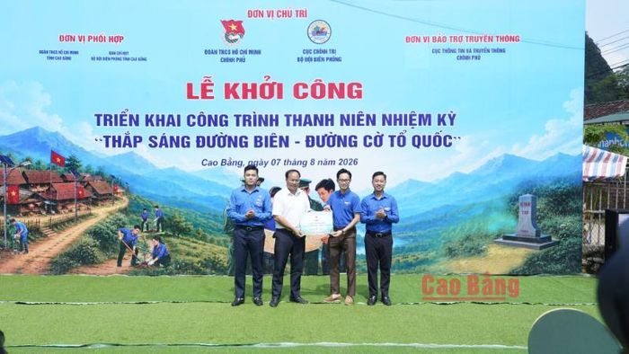 Đại diện các đơn vị tài trợ trao biểu trưng hỗ trợ chi phí xây dựng công trình “Thắp sáng đường biên - Đường cờ Tổ quốc" cho Ủy ban nhân dân xã Trà Lĩnh
