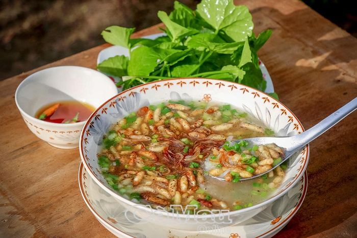 Tô cháo ong vò vẽ nóng hổi, thơm lừng với gạo nở bung, ong non, hành lá, tiêu và hành phi. Món ăn mang hương vị độc đáo của thiên nhiên, gắn với ký ức và đời sống của người dân vùng rừng U Minh.