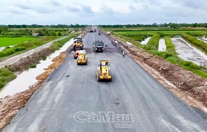 Tuyến cao tốc Cà Mau - Ðất Mũi đang được các đơn vị thi công đẩy nhanh tiến độ.