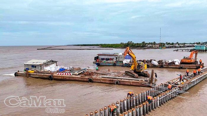Các dự án kè và đê ven biển đang được đẩy nhanh tiến độ khi không còn vướng mặt bằng.
