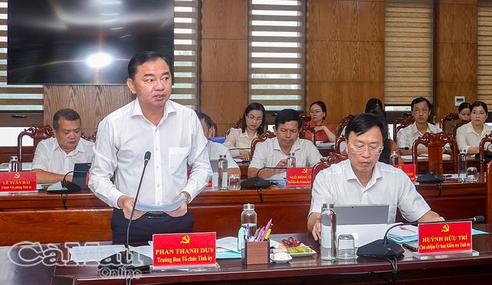 Uỷ viên Ban Thường vụ Tỉnh uỷ, Trưởng Ban Tổ chức Tỉnh uỷ Cà Mau Phan Thanh Duy báo cáo với Đoàn kiểm tra, giám sát số 231 của Bộ Chính trị, Ban Bí thư.