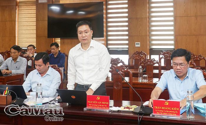 Phó Vụ trưởng Vụ Địa bàn VIII, Cơ quan Uỷ ban Kiểm tra Trung ương Nguyễn An Minh trao đổi về công tác kiểm soát quyền lực trong công tác cán bộ tại tỉnh Cà Mau.