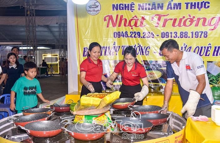 Du khách trải nghiệm làm bánh xèo tại sự kiện văn hóa - du lịch do phường Bạc Liêu tổ chức.