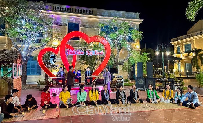 Khu Du lịch Nhà Công tử Bạc Liêu phối hợp với Chi hội Nghệ nhân đờn ca tài tử Cà Mau biểu diễn phục vụ du khách.